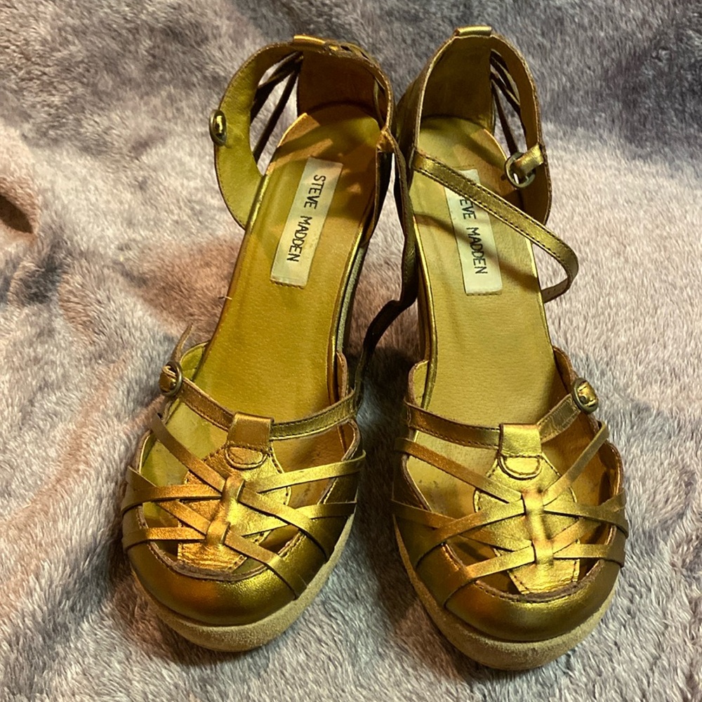 Used Steve Madden ankle strap wedge in Bronze Size 6.5/7